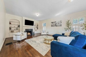 TV - Group Getaway in a Grand Historic Home | Sleeps 10 | 15 minutes to Fort Benning (Columbus)