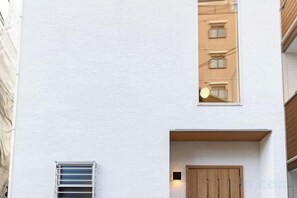 A building facade with a window, a door, and a vent. - JS xiaozhai・Hoshishiro 1A (Osaka)