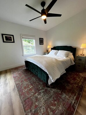 2 bedrooms, desk, WiFi, bed sheets