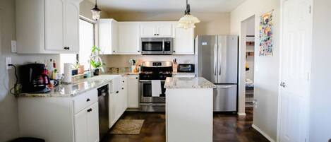 Refrigerador, cafetera/tetera, utensilios de cocina