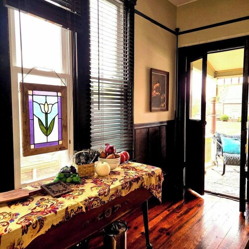 Balcony View Aptmnt ~ 2nd Flr w/Private Entrance