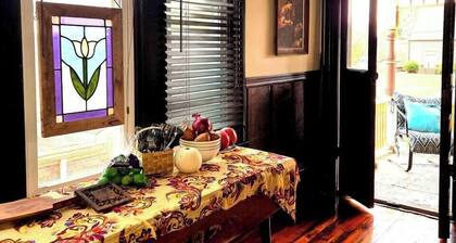 Balcony View Aptmnt ~ 2nd Flr w/Private Entrance