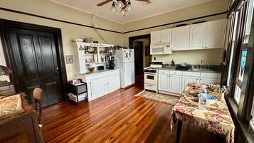 Een kookplaat, milieuvriendelijke schoonmaakproducten