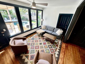 Una televisión, una chimenea