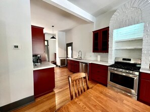 Frigorífico, cafetera o tetera y utensilios de cocina