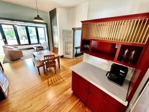 Frigorífico, cafetera o tetera y utensilios de cocina