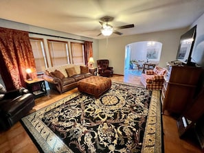 TV connectée, lecteur de DVD, table de tennis de table