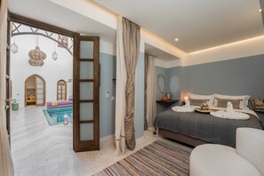 Deluxe-herbergi með tvíbreiðu rúmi - útsýni yfir sundlaug | Öryggishólf í herbergi, myrkratjöld/-gardínur, hljóðeinangrun