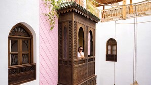 Un estilo arquitectónico tradicional marroquí con intrincados balcones de madera y celosías.