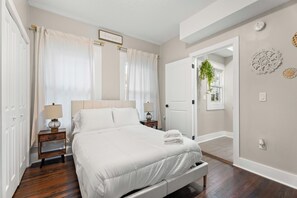 4 quartos, escrivaninha, ferros/tábuas de passar roupa