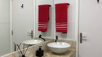 Superior-huoneisto, 2 makuuhuonetta, keittiö | Kylpyhuone | Suihku, ilmaiset hygieniatuotteet, pyyhkeet, saippua