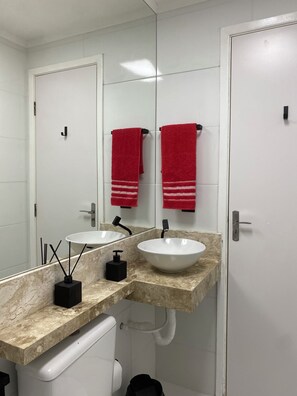 Apartamento superior, 2 quartos, cozinha | Banheiro | Chuveiro, produtos de toalete grátis, toalhas de banho, sabonete