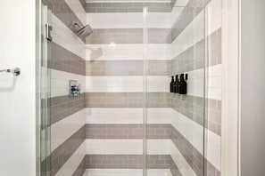 Hair dryer, towels, soap, toilet paper - Halbedel Guesthouse: Short North (Columbus)