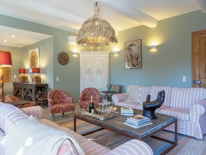 TV, fireplace, table tennis, books