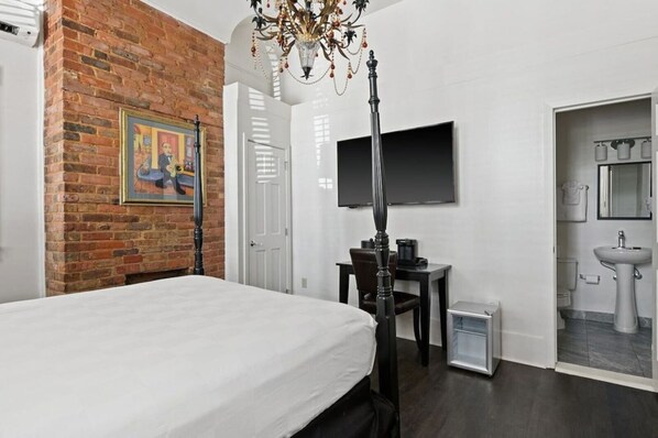 Iron/ironing board, bed sheets