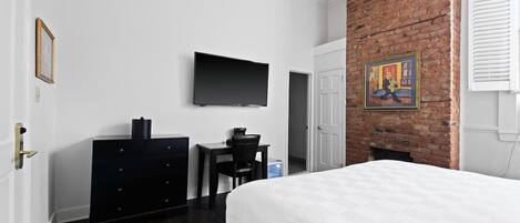 Iron/ironing board, bed sheets