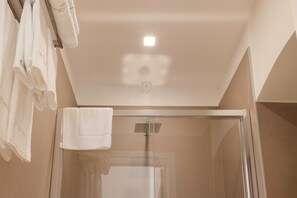 Ducha, secador de pelo, bidé y toallas