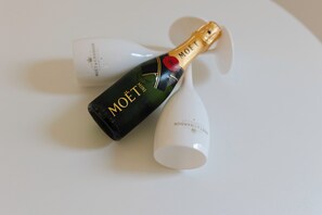 Chuveiro, secador de cabelo, bidê, toalhas de banho