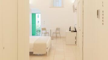 1 habitación, caja de seguridad en la habitación y escritorio