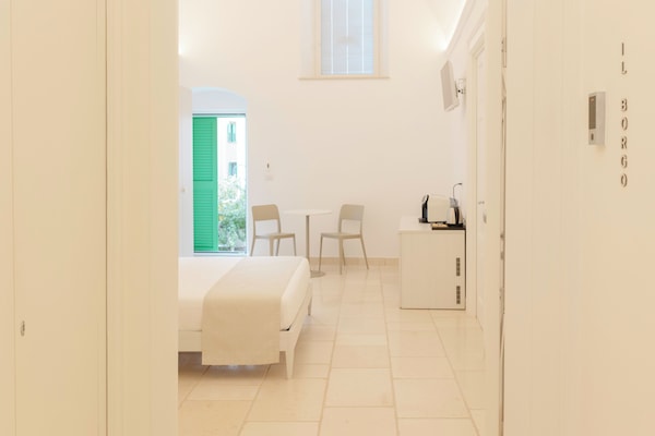 Camera da letto matrimoniale di lusso con ampio armadio.