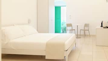 1 habitación, caja de seguridad en la habitación y escritorio