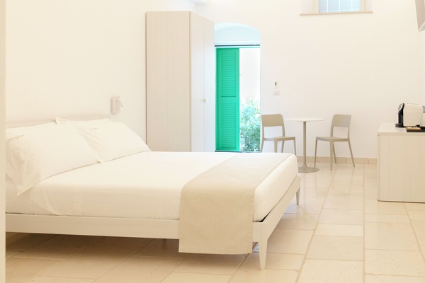 Camera da letto matrimoniale di lusso con ampio armadio.