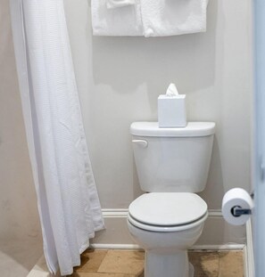 Sèche-cheveux, serviettes fournies