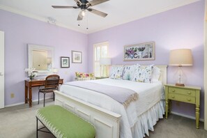 3 室のベッドルーム、デスク、アイロン / アイロン台、旅行用ベビーベッド