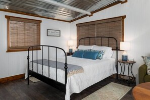 3 habitaciones, escritorio y tabla de planchar con plancha 