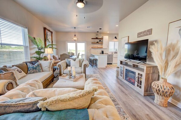 Télévision, cheminée, table de tennis de table