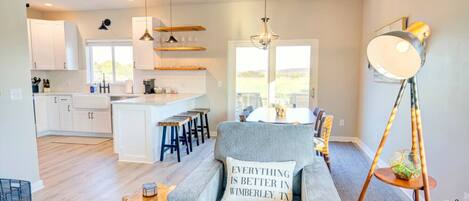 Televisie, een open haard en een tafeltennistafel