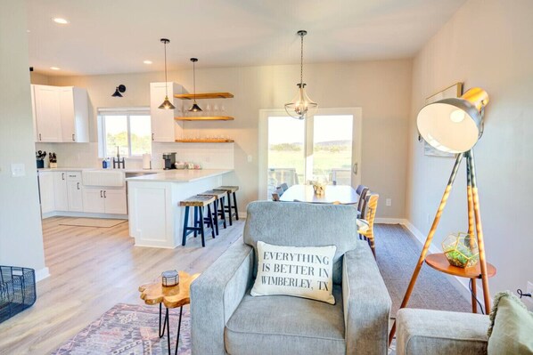 TV, fireplace, table tennis - Cedar Lodge at Little Ranches 5 min to Square (Wimberley)