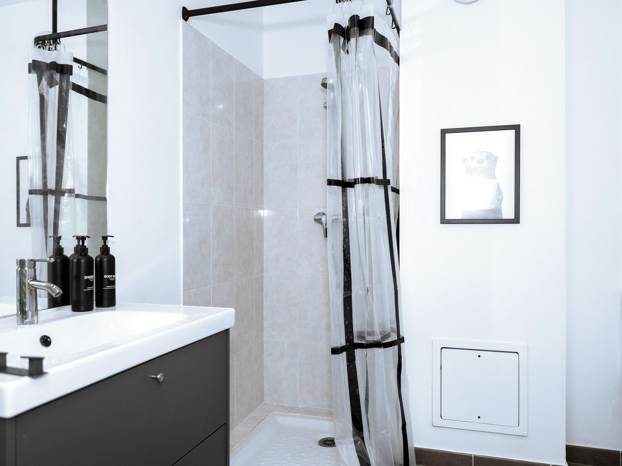 Douche, sèche-cheveux, serviettes fournies, shampoing