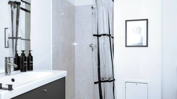Douche, sèche-cheveux, serviettes fournies, shampoing