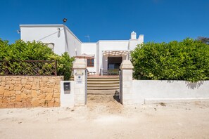 Exterior - Apartment 'Nicoletta' with Sea View, Wi-Fi and Air Conditioning (Torre Squillace)