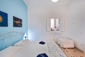 2 bedrooms, free WiFi, bed sheets - Apartment 'Nicoletta' with Sea View, Wi-Fi and Air Conditioning (Torre Squillace)