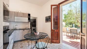 Kühlschrank, Ofen, Herdplatte, Kochgeschirr/Geschirr/Besteck