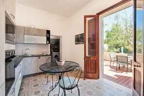 Fridge, oven, stovetop, cookware/dishes/utensils - Apartment 'Nicoletta' with Sea View, Wi-Fi and Air Conditioning (Torre Squillace)