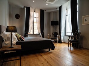 5 bedrooms, WiFi, bed sheets