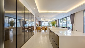 Una cocina moderna con una isla central, ventanas amplias y vistas al exterior.