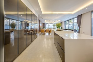 Vila, várias camas, acesso à piscina, vista para a piscina (OV K5a) | Opções para refeição