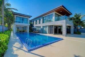 Outdoor pool - Oceanfront Elegance: 7-br Villa in Luxury Resort (Da Nang)