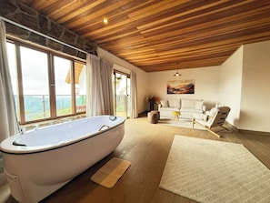 Premium Chalet, Mountain View | Living area | 32-inch Smart TV with digital channels, Netflix, streaming services - CHALÉS BELO MUNDO (Campos do Jordão)