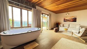Chalet Premium, vue montagne | Coin séjour | TV connectée de 32 pouces avec chaînes numériques, Netflix