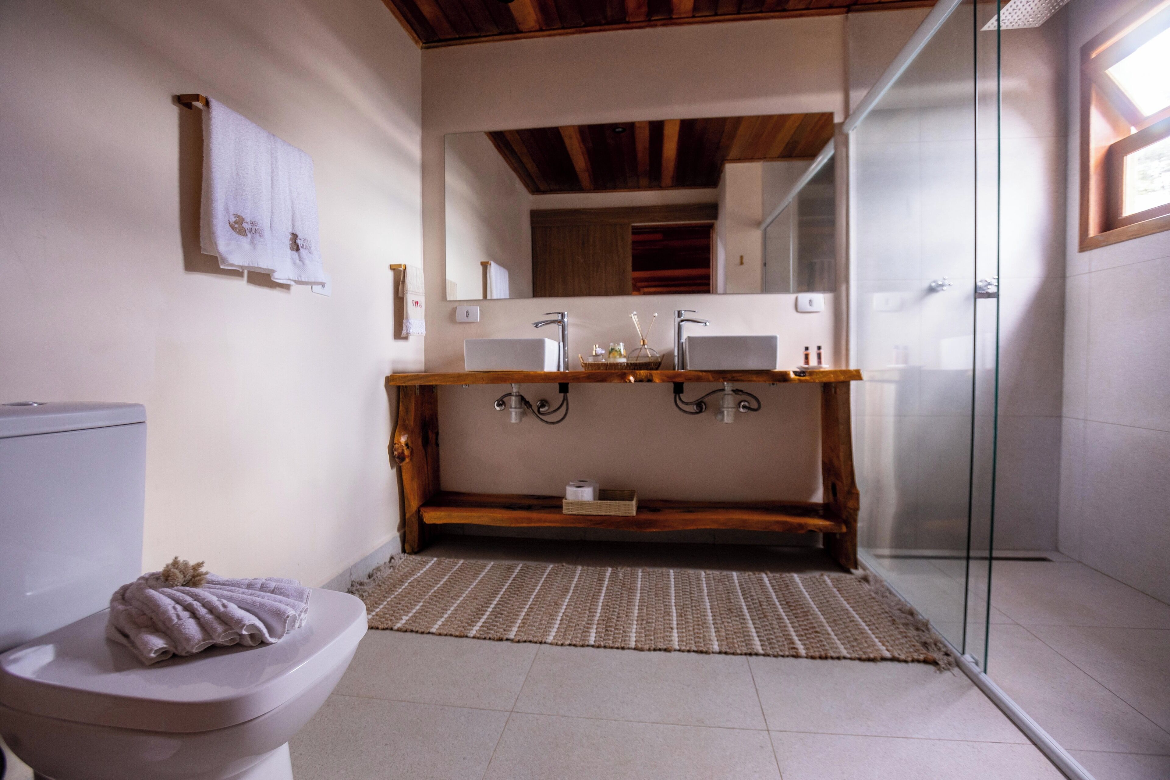 Un baño con inodoro, lavamanos y ducha.
