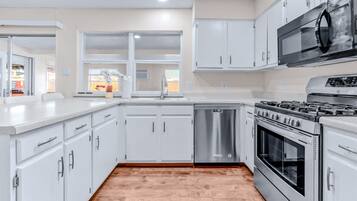 Frigorífic, microones, forn i placa de cuina