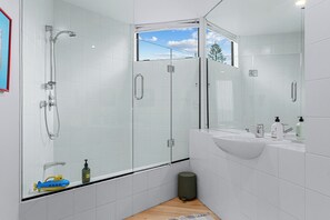 Shower - Wavefront Escape - Omaha Holiday Home (Omaha)