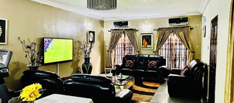 Luxury Poolside Suite / 1BR / Quiet Location with Free Wifi and Cable