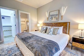 12 Schlafzimmer, Schreibtisch, Bügeleisen/Bügelbrett, Reisekinderbett