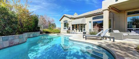 Utomhuspool och uppvärmd pool